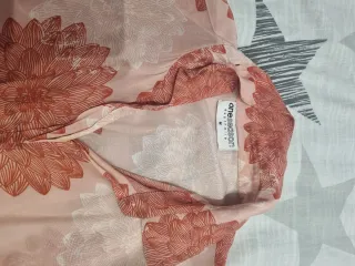 Vestido midi rosa con estampado floral