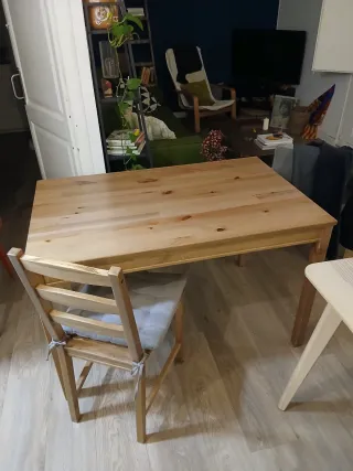Tavolo HÄGERNÄS e 4 sedie in legno