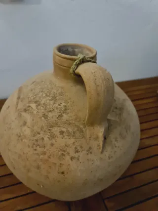 Cántaro antiguo de barro