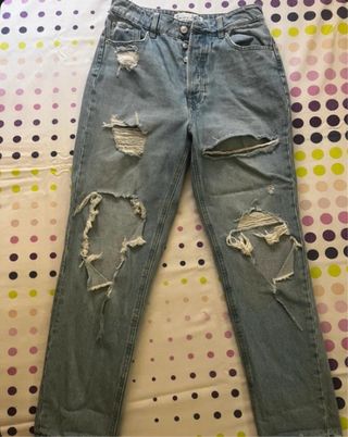 Pantalón vaquero desgarrado