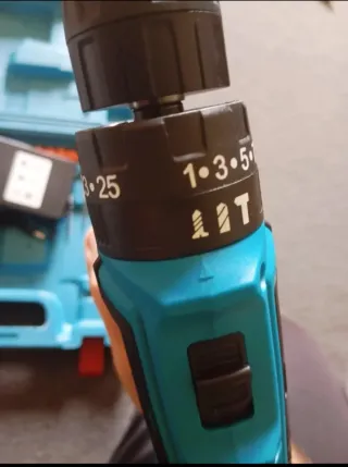 Taladro atornillador percutor inalámbrico