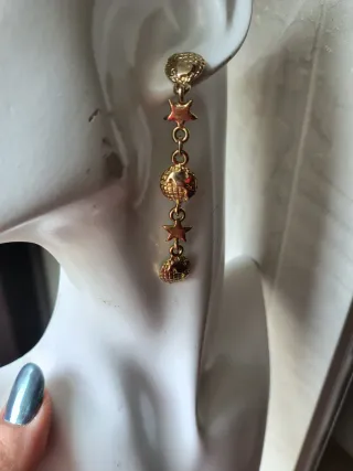 Orecchini pendenti dorati con pianeti e stelle