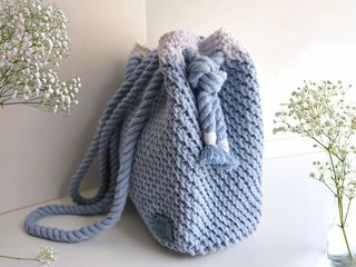 Bolso crochet azul y blanco hecho a mano