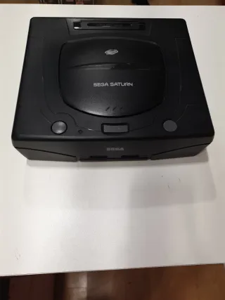 Sega Saturn Negra con cables y mando