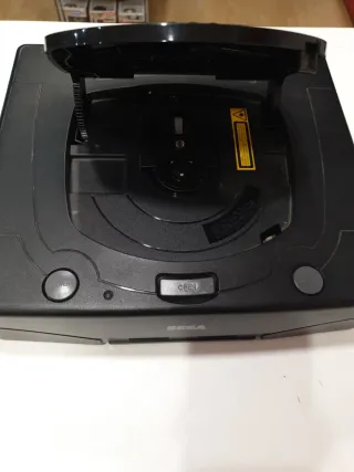 Sega Saturn Negra con cables y mando