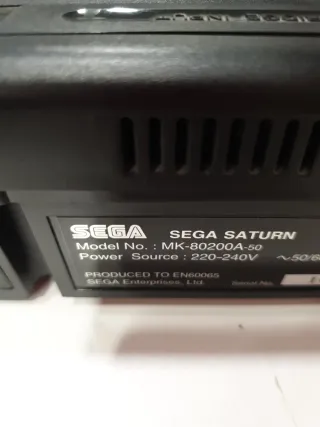 Sega Saturn Negra con cables y mando