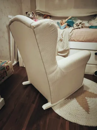 Sillón de lactancia mecedora