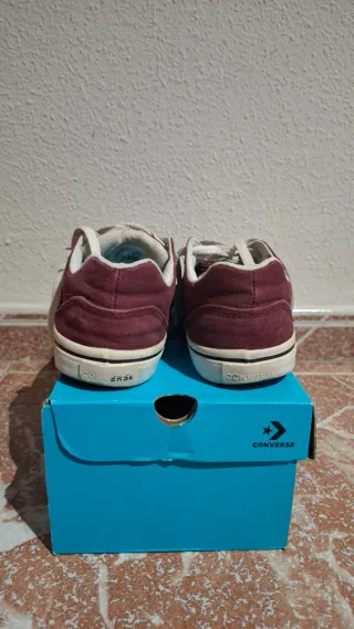 Converse granates y blancas