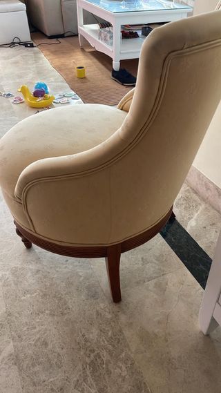 Sillón tapizado beige y madera