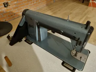 Máquina de coser profesional Alfa 157 676 completa