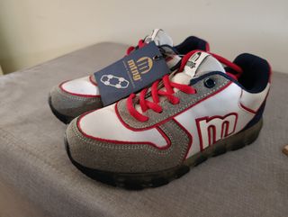 Tenis MTNG blancos y grises