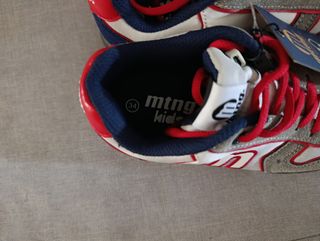 Tenis MTNG blancos y grises