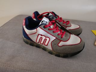 Tenis MTNG blancos y grises