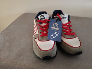 Tenis MTNG blancos y grises