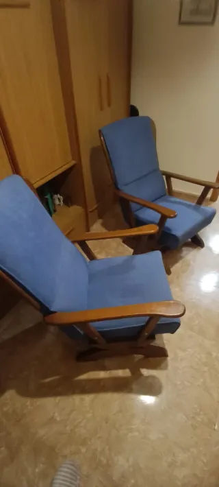 2 Mecedoras gemelas de madera y tapizado azul