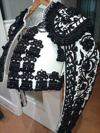 Traje de luces, torero,blanco y azabache.