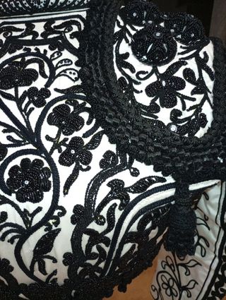 Traje de luces, torero,blanco y azabache.