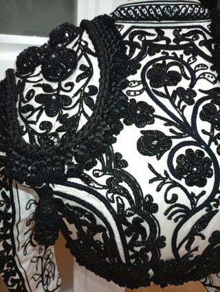 Traje de luces, torero,blanco y azabache.