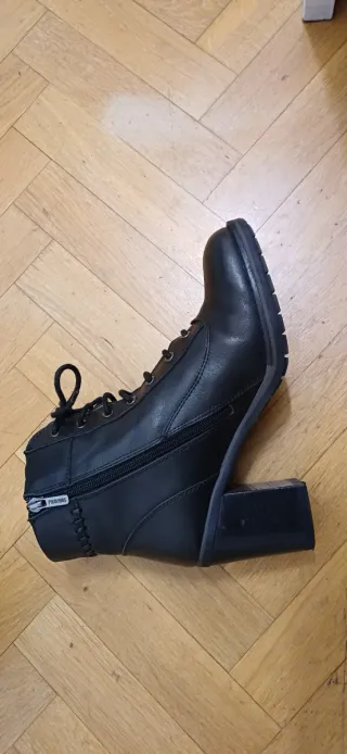 Botines negros con cordones y tacon de 8cm
