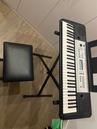 Teclado Yamaha con soporte y banqueta