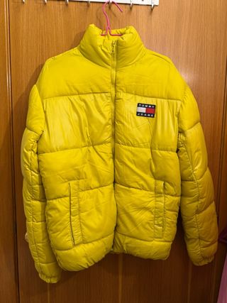 Chaqueta Tommy Jeans Amarilla Plumas preciosa