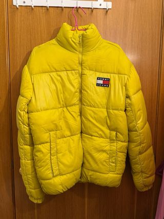 Chaqueta Tommy Jeans Amarilla Plumas preciosa