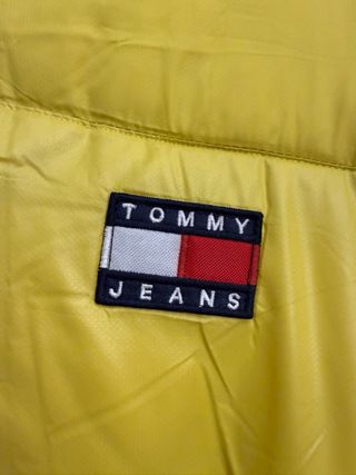 Chaqueta Tommy Jeans Amarilla Plumas preciosa