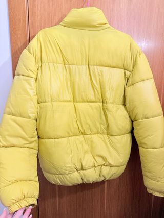 Chaqueta Tommy Jeans Amarilla Plumas preciosa