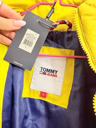Chaqueta Tommy Jeans Amarilla Plumas preciosa