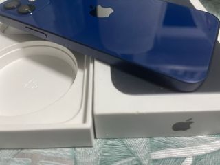 iPhone 12 de 256GB en color azul.