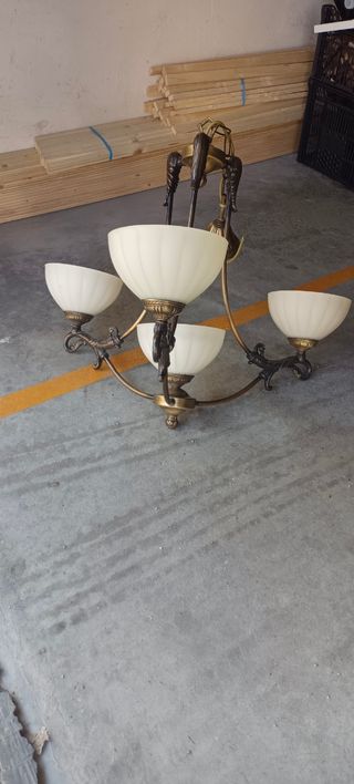 Lámpara de techo dorada y blanca