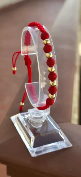 Pulsera roja y dorada ajustable