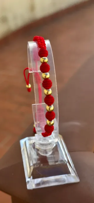 Pulsera roja y dorada ajustable