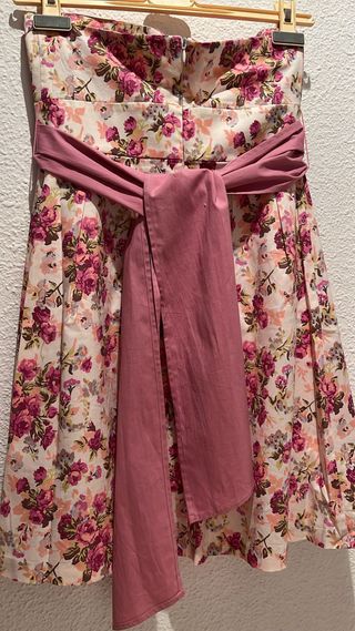 Vestido floral rosa sin tirantes