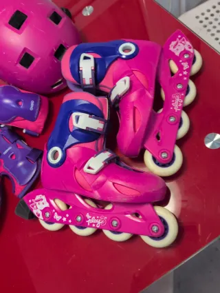 Conjunto Patines T. 30-32 + Protecciones + casco