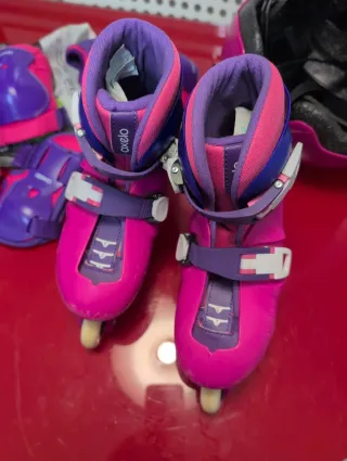 Conjunto Patines T. 30-32 + Protecciones + casco