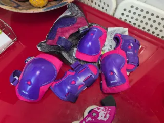 Conjunto Patines T. 30-32 + Protecciones + casco