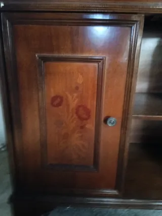 Secreter de madera con puertas