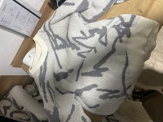 Sudadera estampada gris y blanca