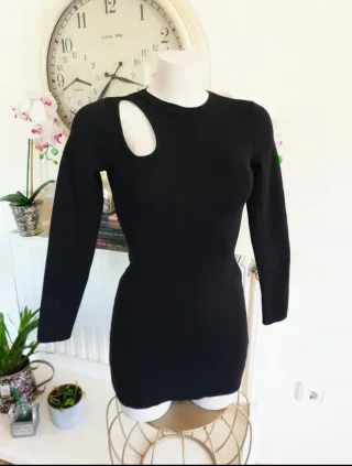 Vestido negro elegante con aberturas