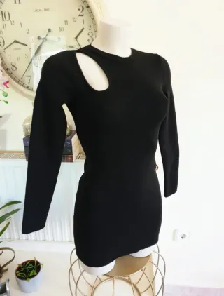 Vestido negro elegante con aberturas