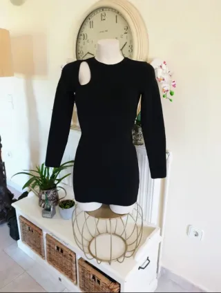 Vestido negro elegante con aberturas