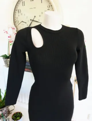 Vestido negro elegante con aberturas