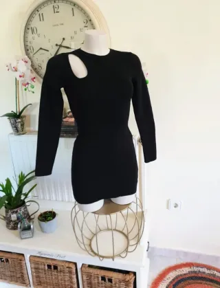 Vestido negro elegante con aberturas