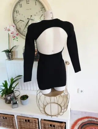 Vestido negro elegante con aberturas