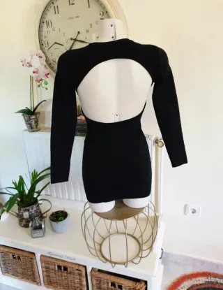 Vestido negro elegante con aberturas