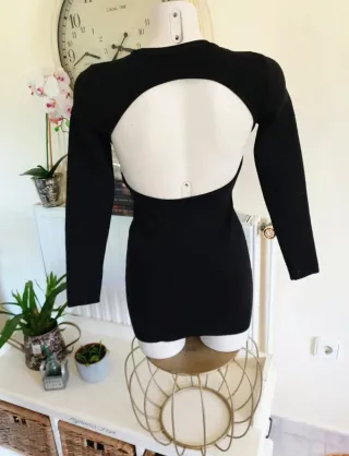Vestido negro elegante con aberturas