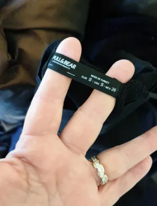 Vestido negro elegante con aberturas