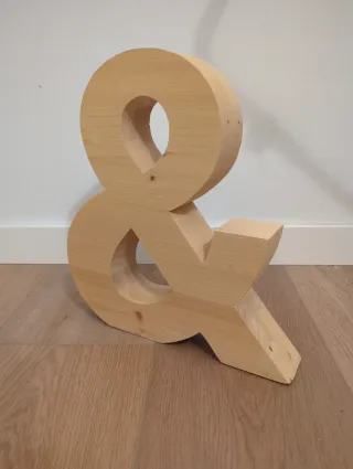 Ampersand de madera natural