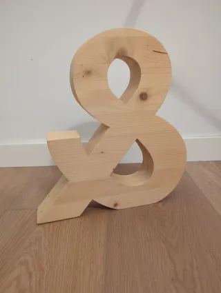 Ampersand de madera natural